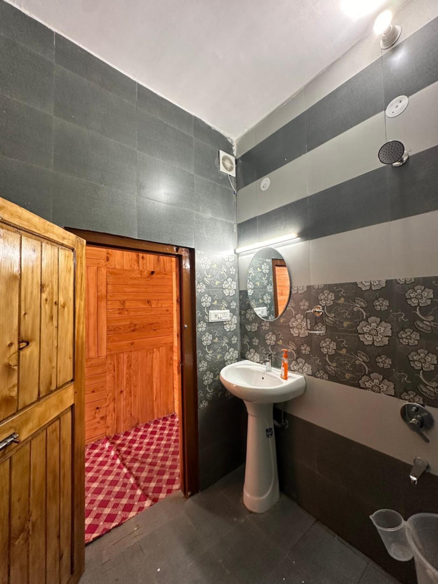 Hillside Hideaway Homestay Jibhi