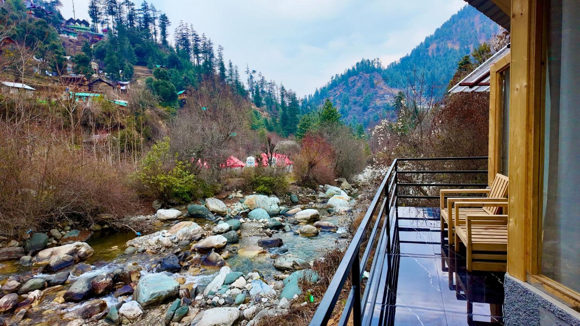 Riverfront Treehouse Chalet Jibhi