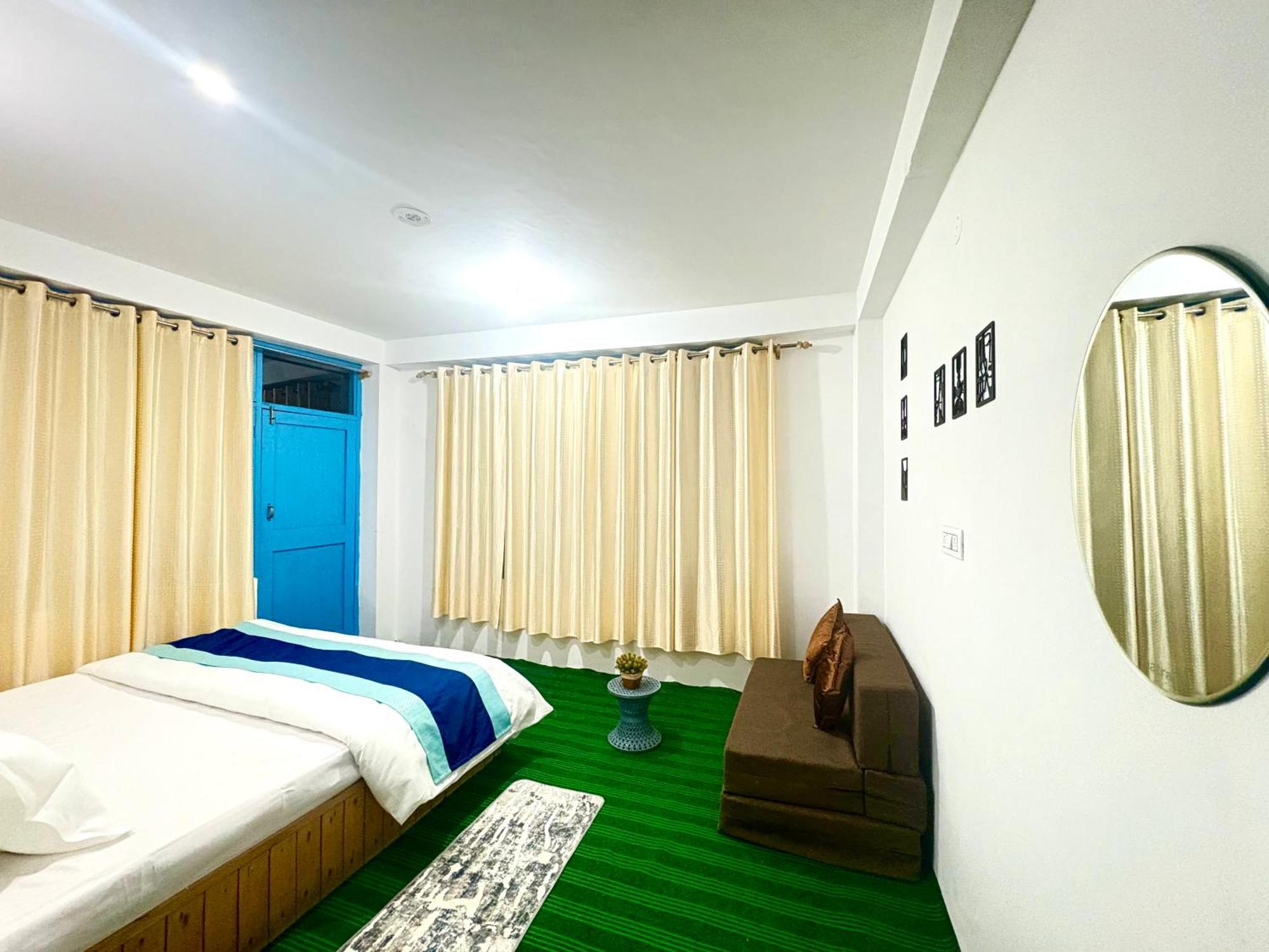 Tripperz Deluxe Jibhi