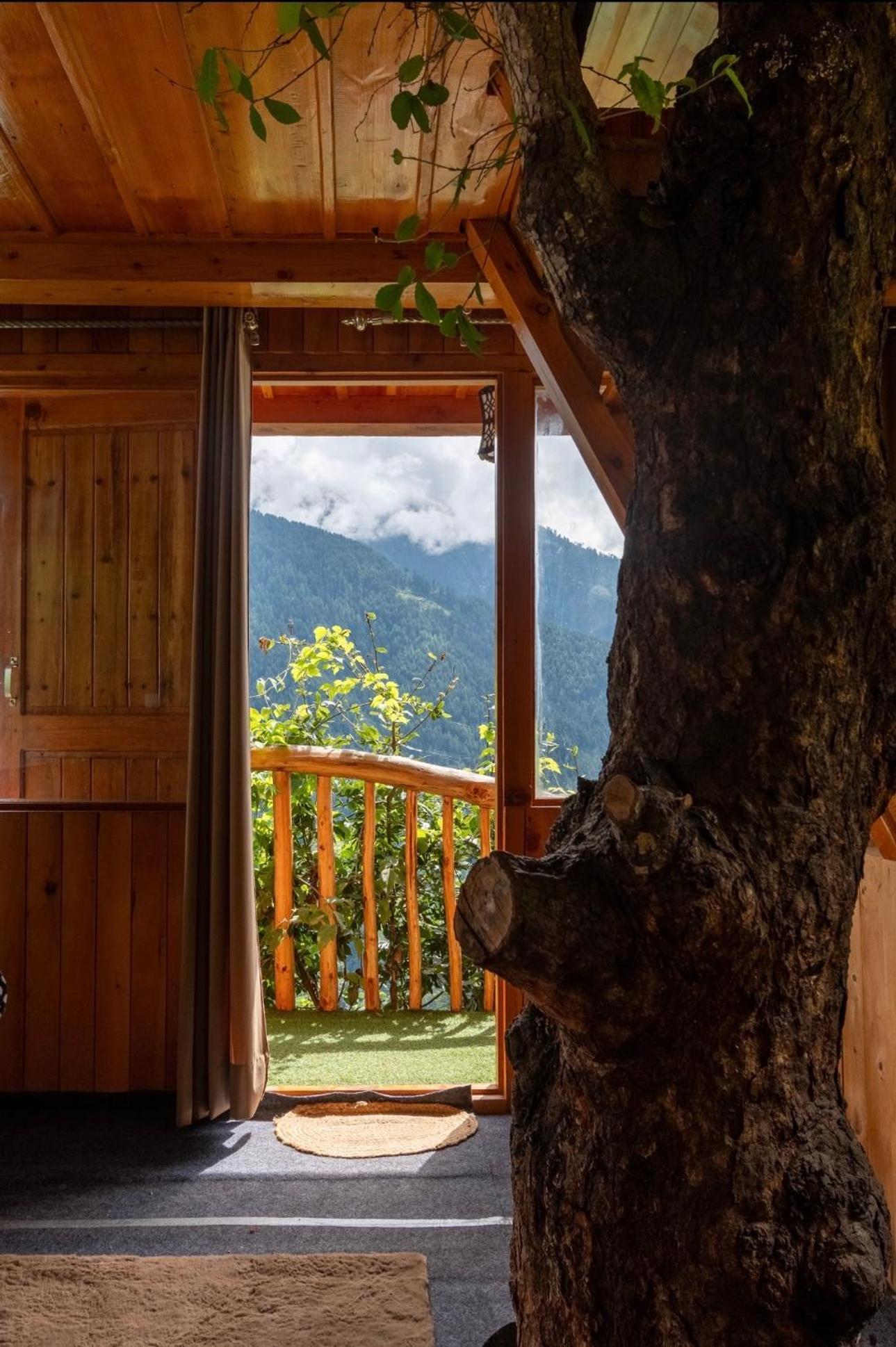 Himalayan Quails Nest Treehouse * Jibhi