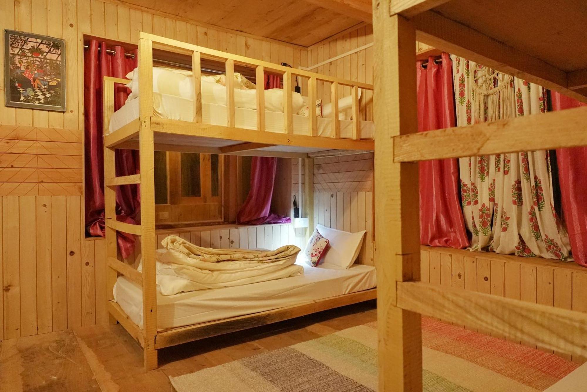 Hostel Ailyak Seri *