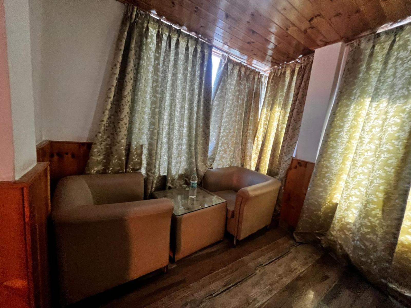 Hotel Fossis Grand Jibhi