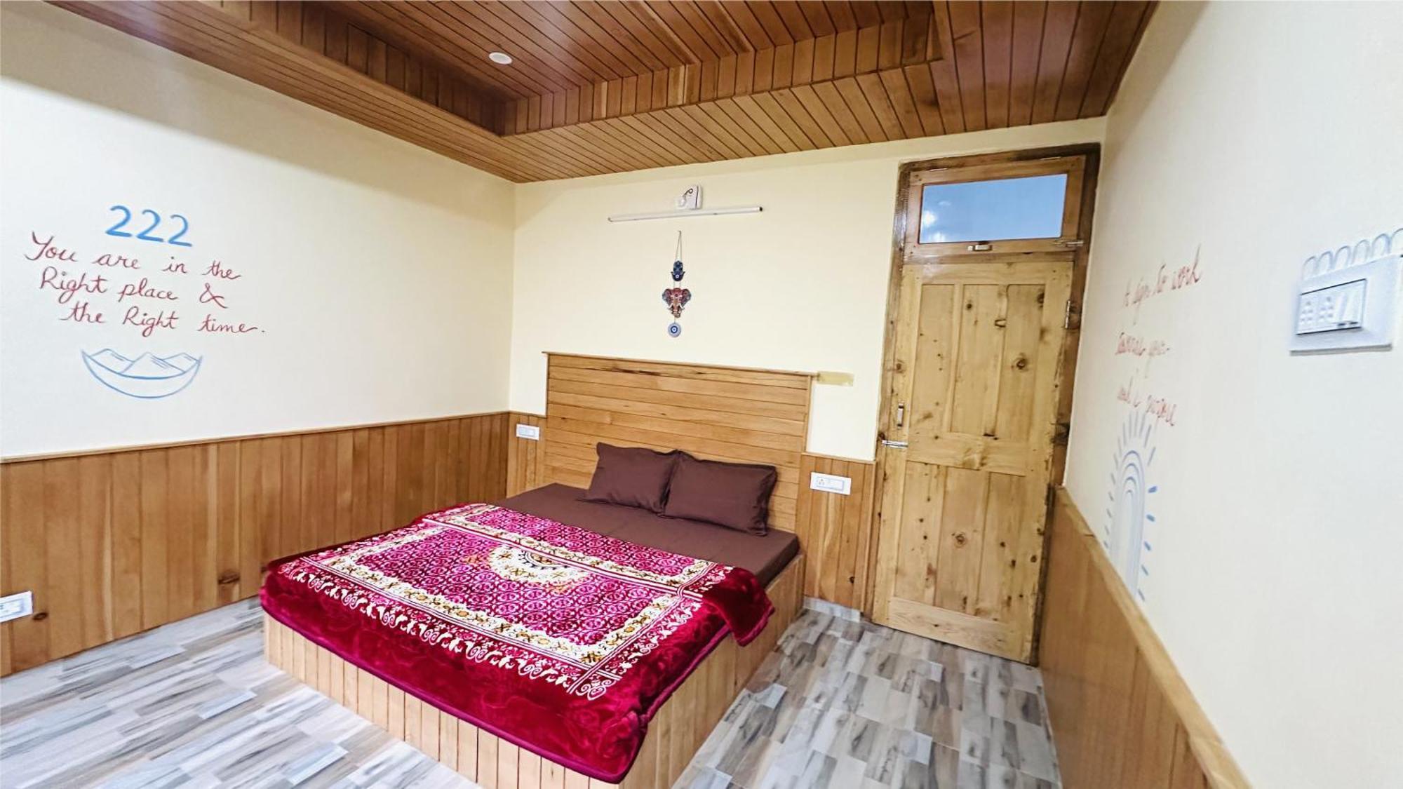 Solo Ki Duniya, Near Jhalori Pass, Jibhi, Shoja Hostel *