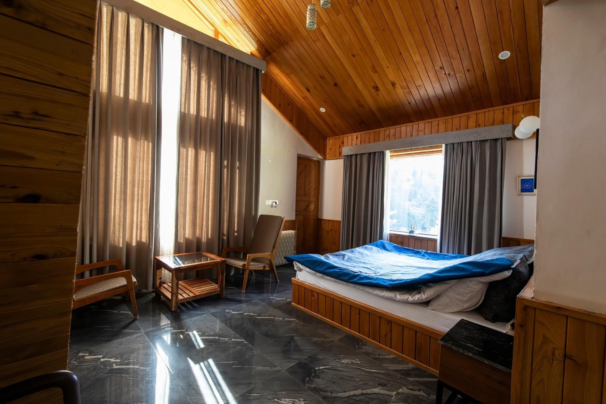 Eden & Cafe Hotel