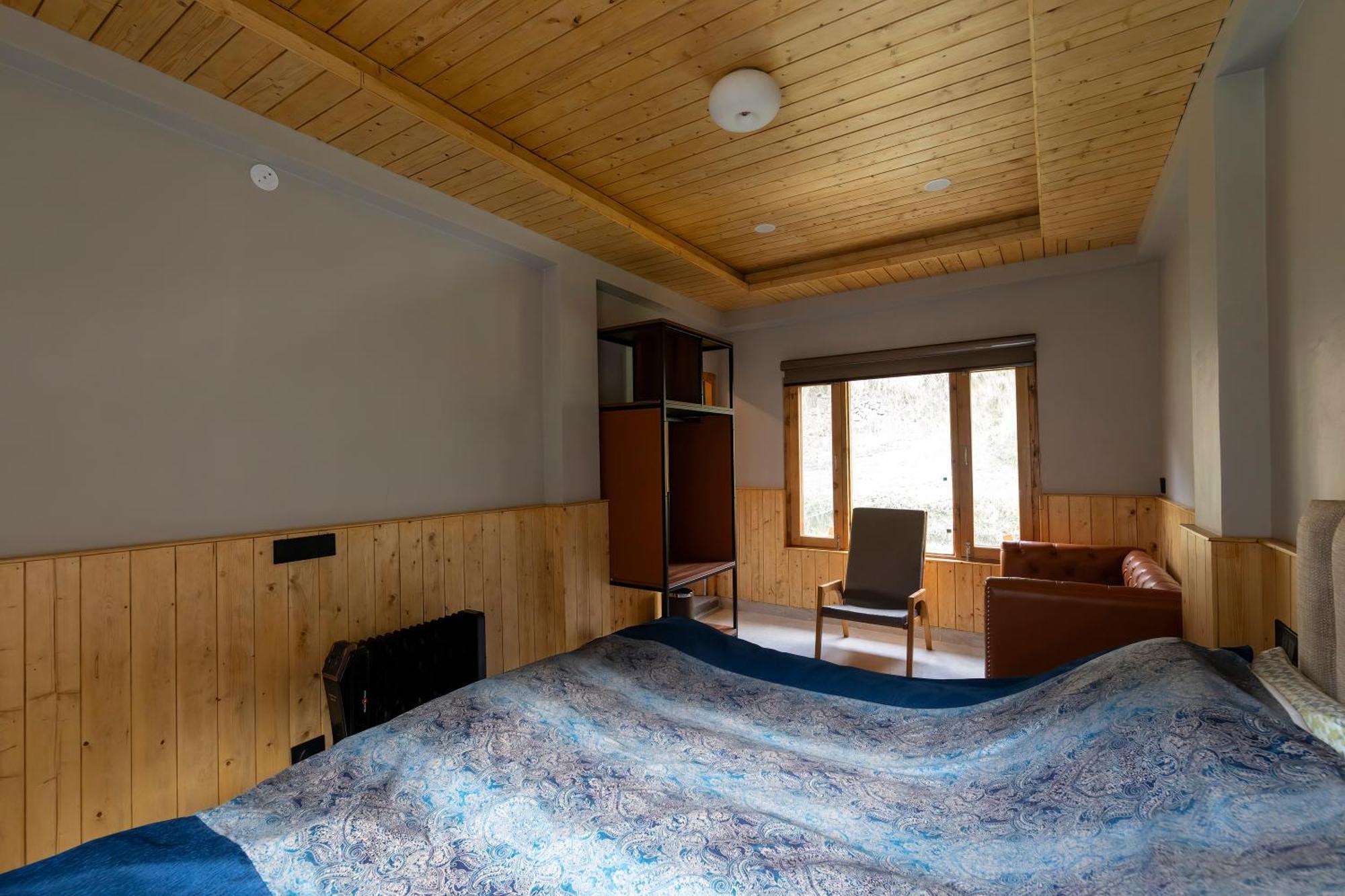 Eden & Cafe Hotel