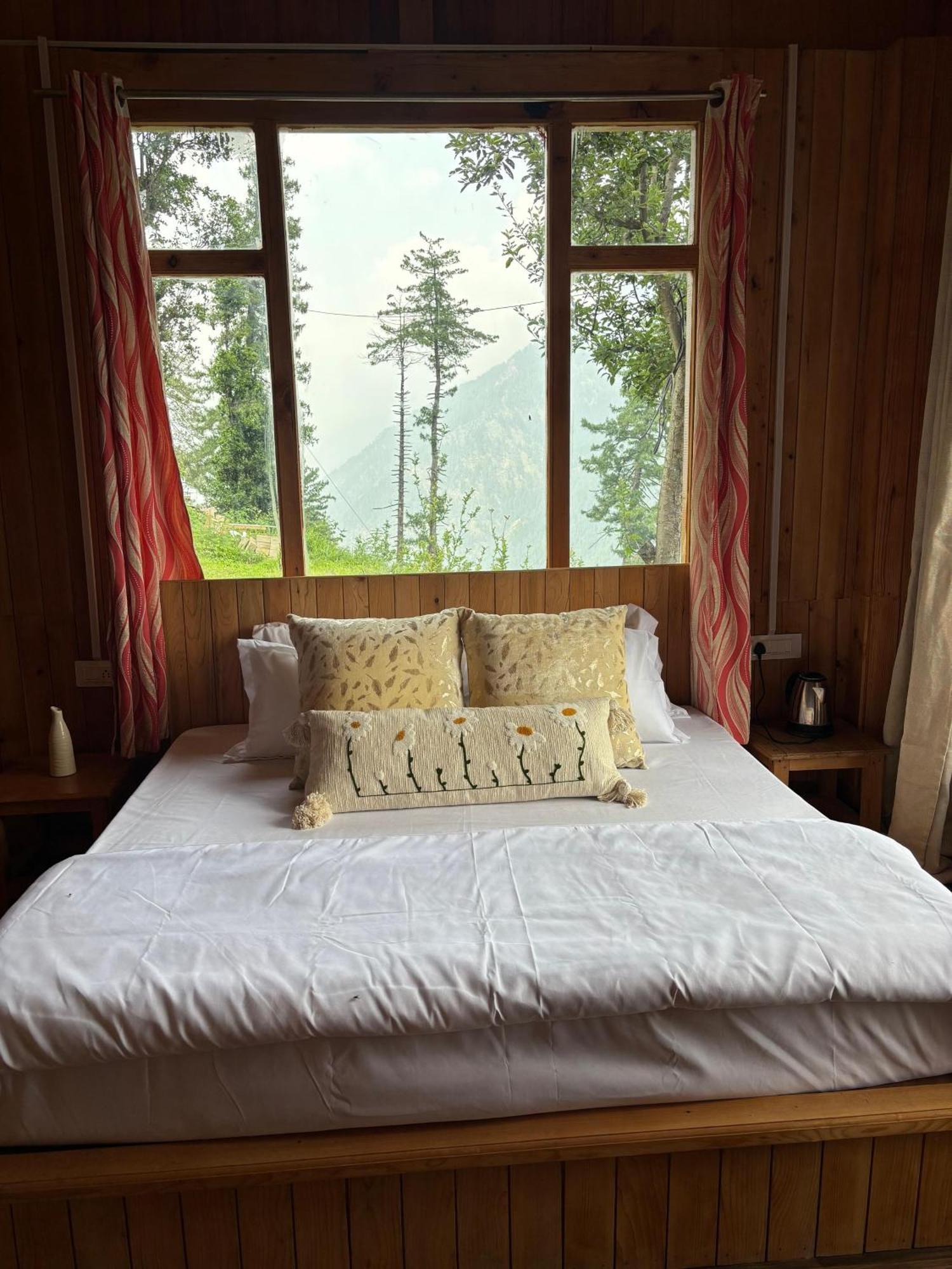 Hotel Baserah - & Cafe Jibhi